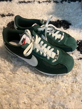 Nike Women's Green & White Classic Retro Runner Sneakers